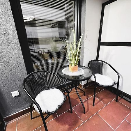 Luxe Central Studio With Pool, Parking & Ac Budapest Extérieur photo