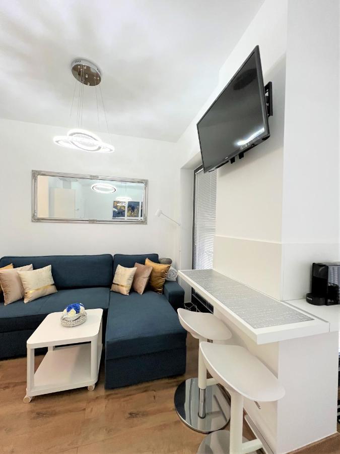 Luxe Central Studio With Pool, Parking & Ac Budapest Extérieur photo