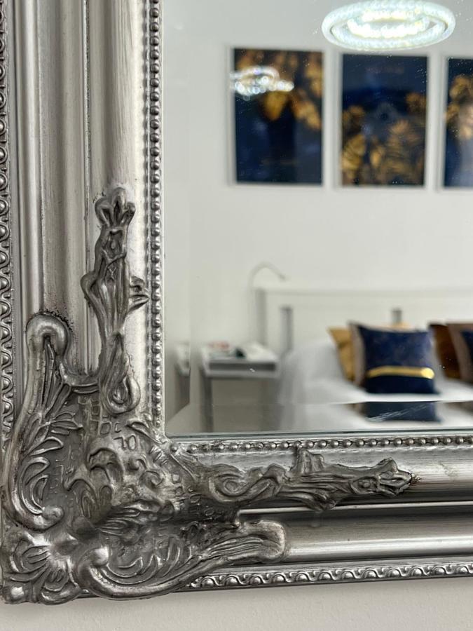 Luxe Central Studio With Pool, Parking & Ac Budapest Extérieur photo