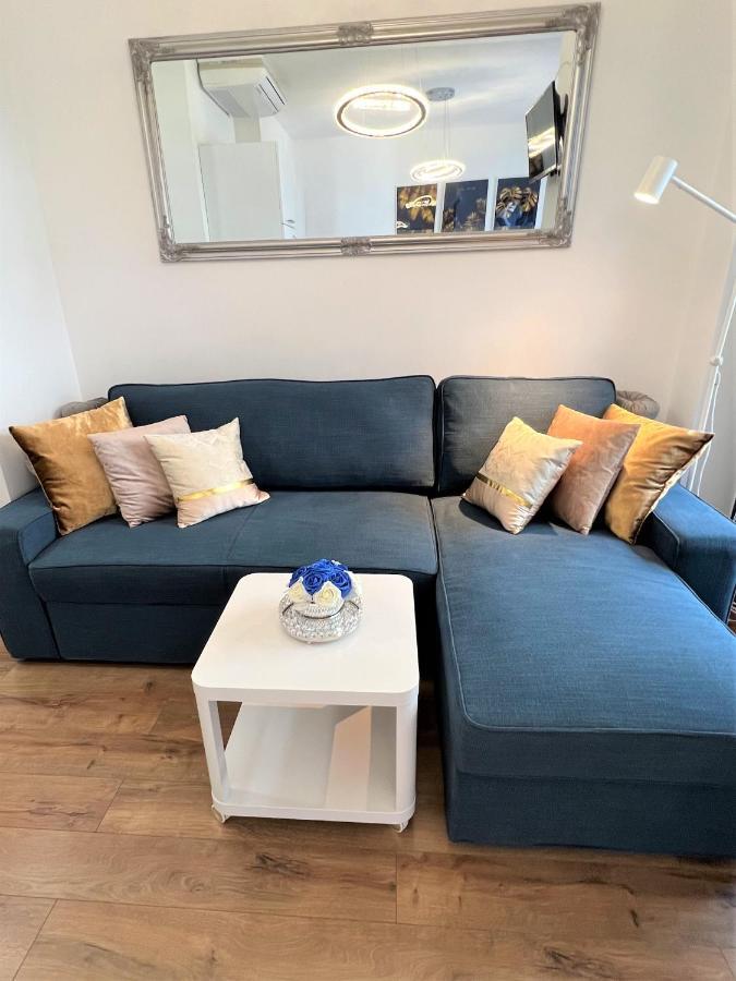Luxe Central Studio With Pool, Parking & Ac Budapest Extérieur photo