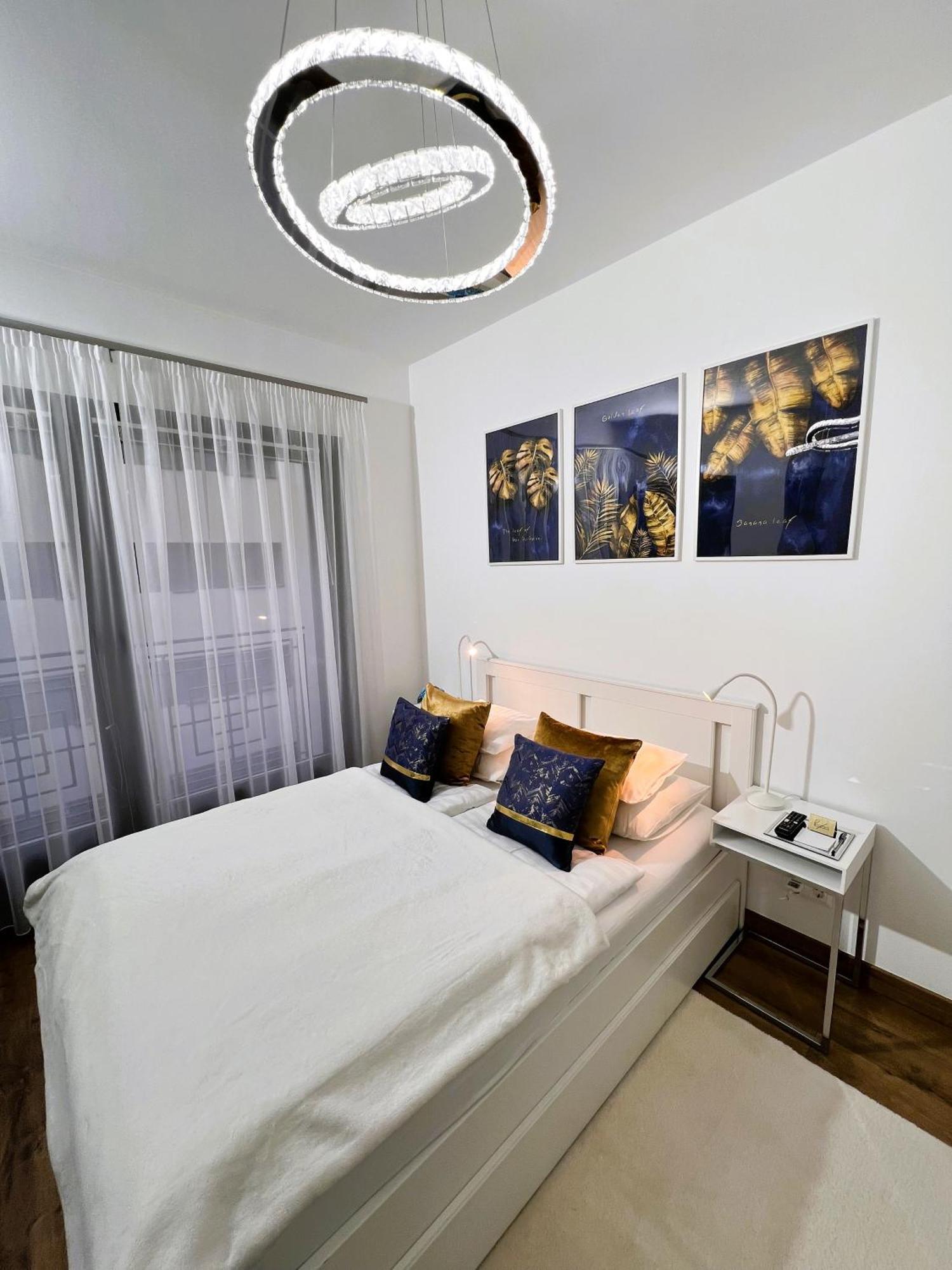 Luxe Central Studio With Pool, Parking & Ac Budapest Extérieur photo