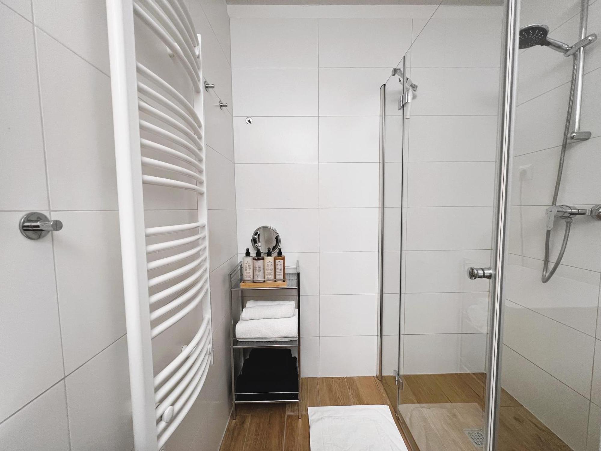 Luxe Central Studio With Pool, Parking & Ac Budapest Extérieur photo
