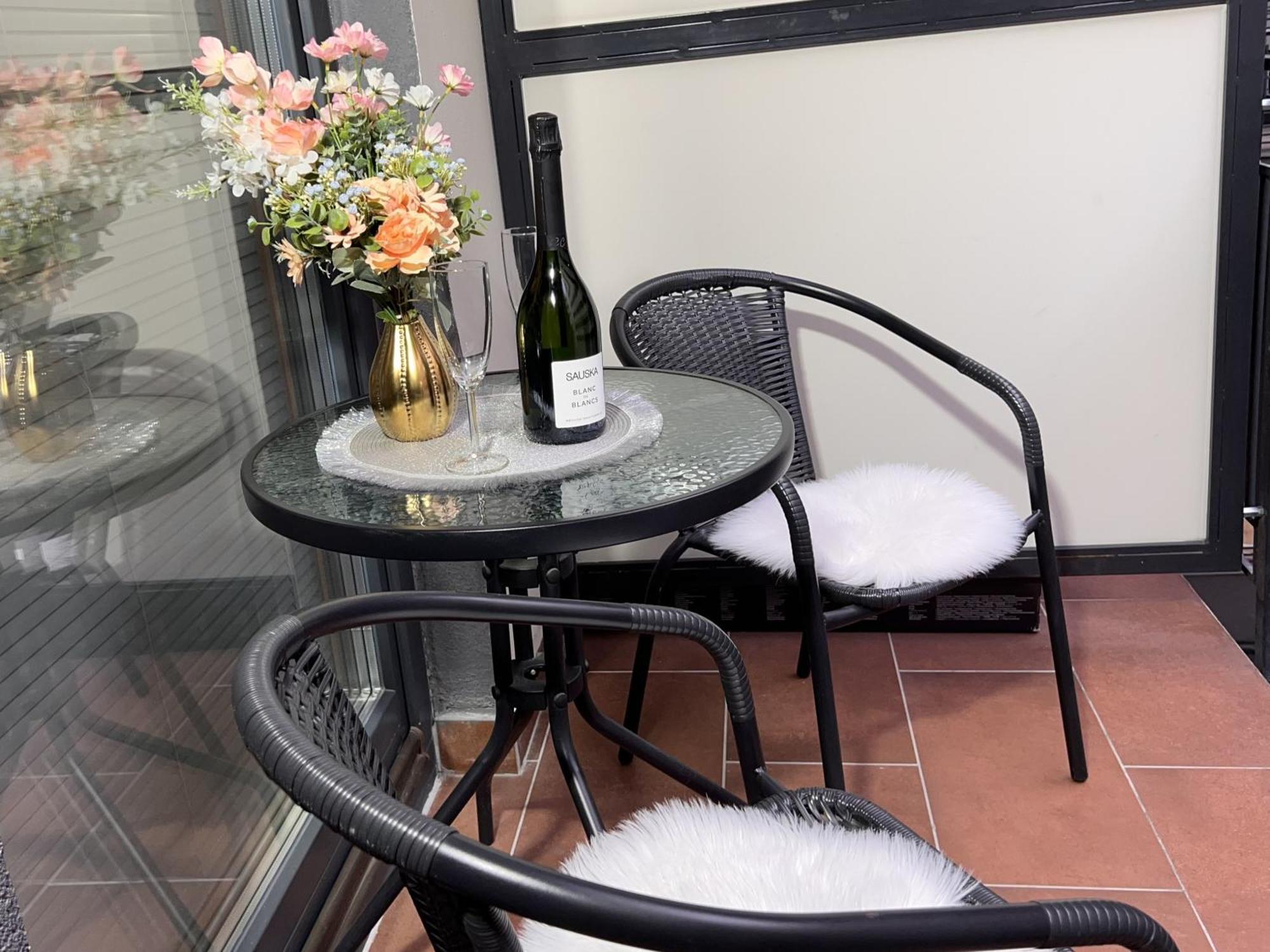 Luxe Central Studio With Pool, Parking & Ac Budapest Extérieur photo