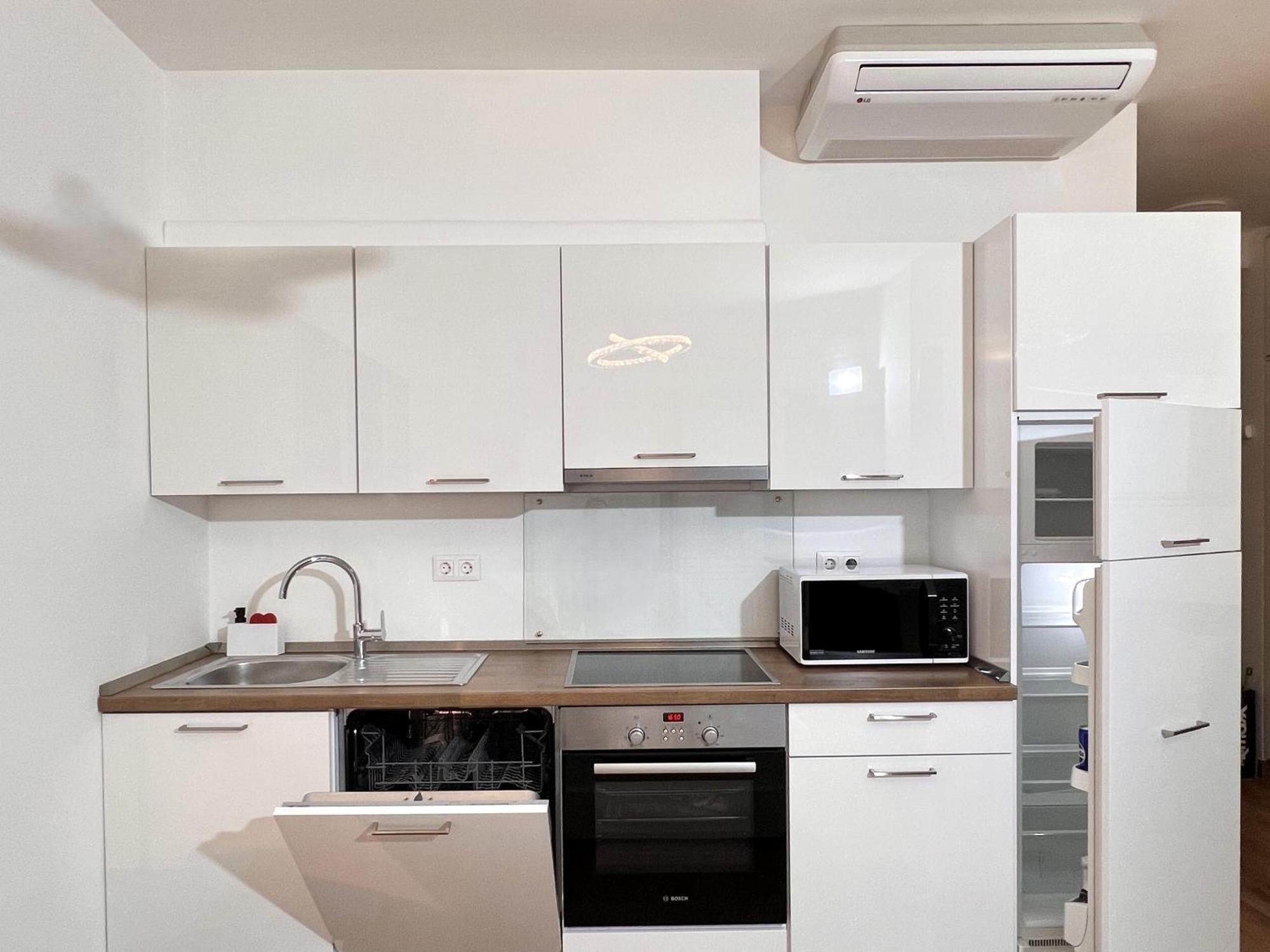 Luxe Central Studio With Pool, Parking & Ac Budapest Extérieur photo