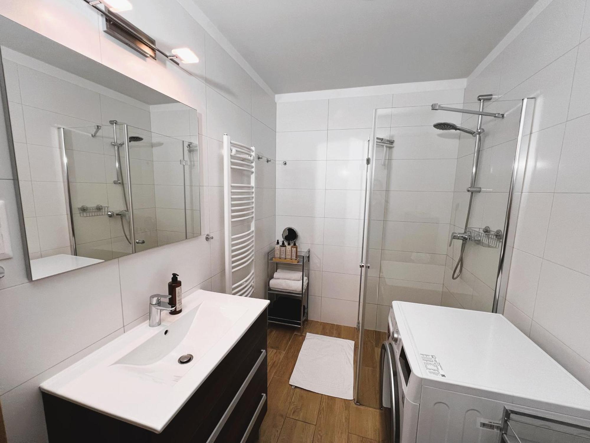 Luxe Central Studio With Pool, Parking & Ac Budapest Extérieur photo
